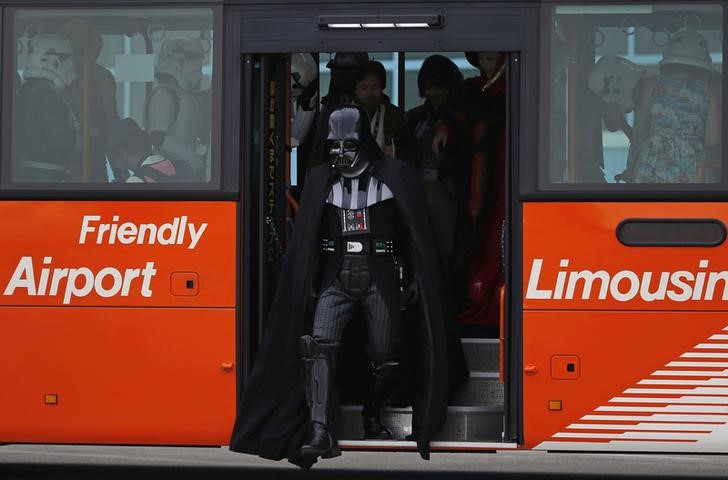 © Reuters. Fã vestido de Darth Vader descendo de ônibus em Tóquio