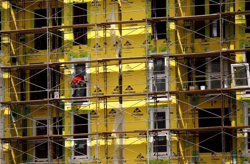 © Reuters. A worker labors at a housing construction project in San Francisco