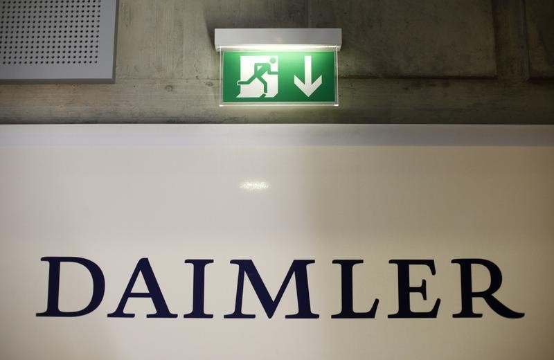 © Reuters. A emergency exit sign is pictured above a logo of German car manufacturer Daimler AG, before the annual news conference in Stuttgart