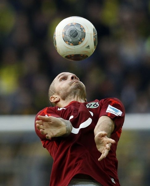 © Reuters. الاتحاد الألماني يحقق في هدف من لمسة يد سجله لاعب مع هانوفر