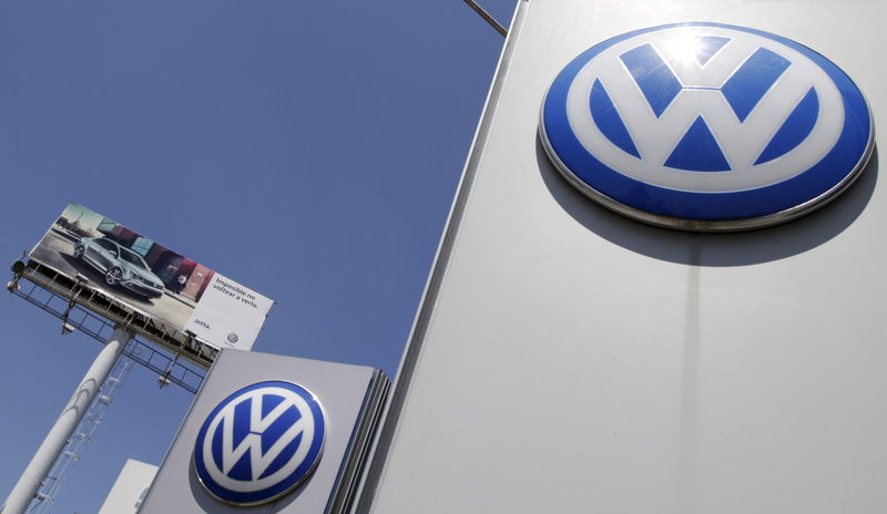 © Reuters. The logo of German carmaker Volkswagen is seen at the Volkswagen (VW) automobile manufacturing plant in Puebla near Mexico City 