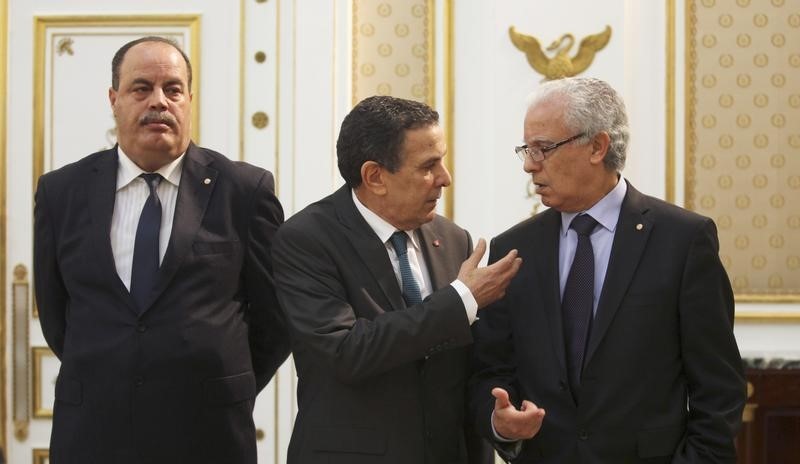 © Reuters. رئيس وزراء تونس يقيل وزير العدل