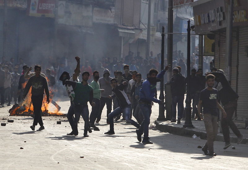 © Reuters. اشتباكات في كشمير الهندية بسبب قتل مسلم في نزاع على ذبح البقر
