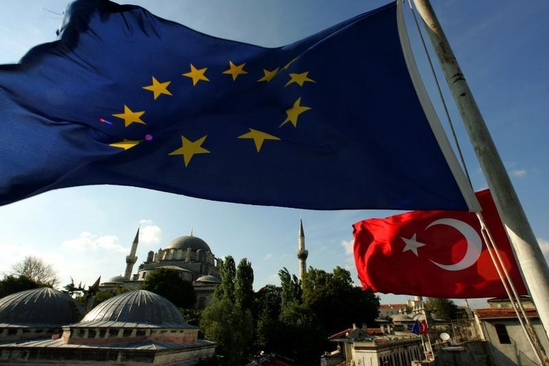 © Reuters. MANUEL VALLS RÉPOND AUX CRITIQUES SUR LA CANDIDATURE DE LA TURQUIE À L'UE