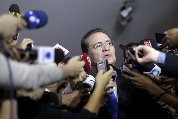 © Reuters. Presidente do Congresso Nacional, senador Renan Calheiros, dá entrevista ao chegar ao Senado, em Brasília