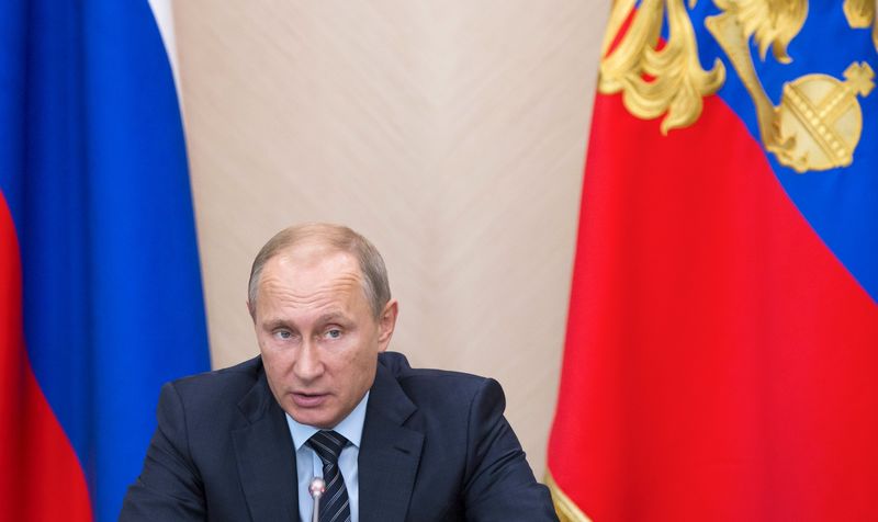 © Reuters. Russia's President Vladimir Putin speaks during a meeting with the State Council Presidium on developing the fisheries sector at the Novo-Ogaryovo state residence outside Moscow