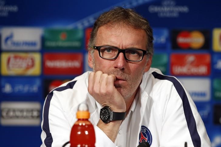 © Reuters. Técnico do Paris St Germain, Laurent Blanc, concede entrevista coletiva em Paris