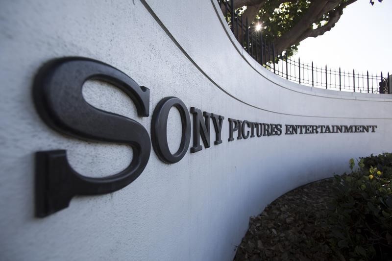 © Reuters. A logo is pictured outside Sony Pictures Studios in Culver City