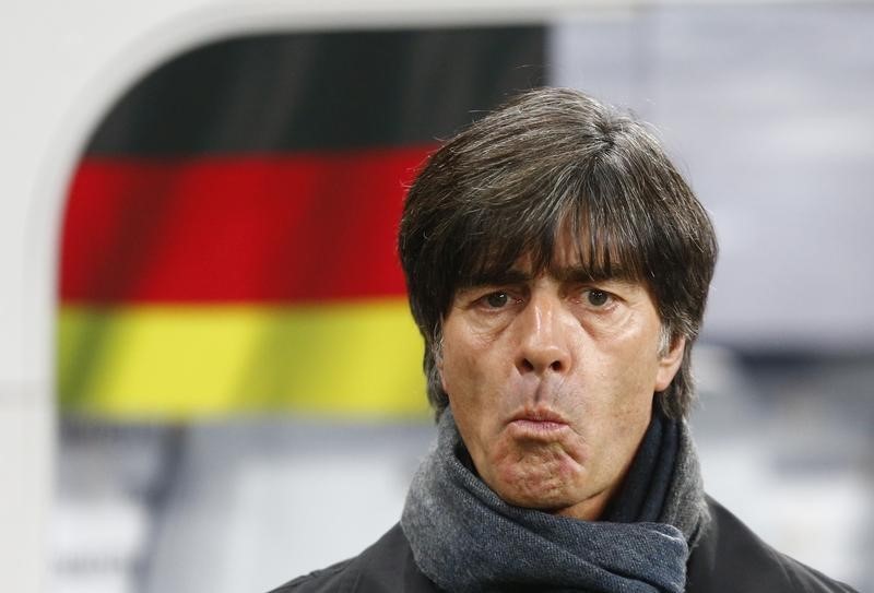 © Reuters. مدرب المانيا يساند رئيس الاتحاد ضد مزاعم دفع أموال لاستضافة كأس العالم