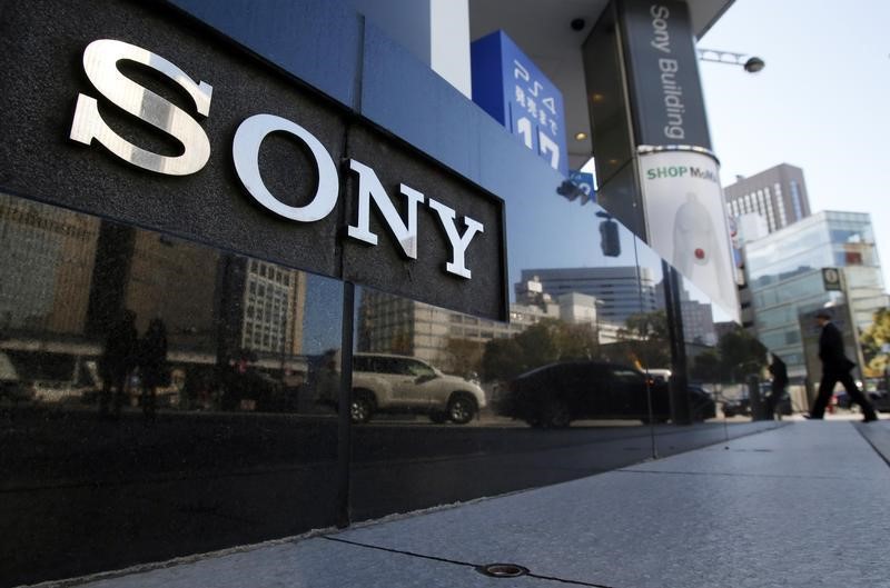 © Reuters. A logo of Sony Corp is seen outside its showroom in Tokyo