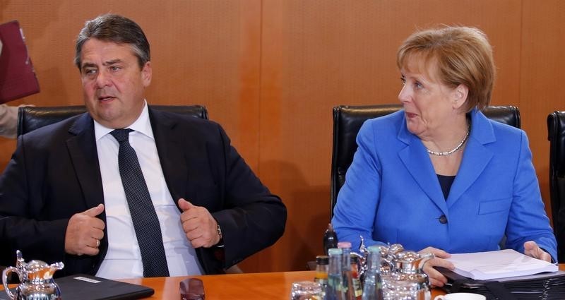 © Reuters. ألمانيا تحذر من انتشار الراديكالية اليمينية بسبب أزمة المهاجرين