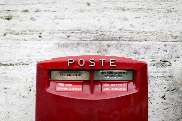 © Reuters. L'OFFRE POUR LA COTATION DE LA POSTE ITALIENNE SURSOUSCRITE TROIS FOIS