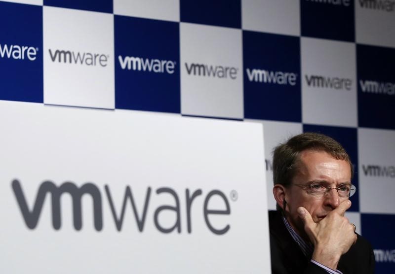 © Reuters. VMware CEO Pat Gelsinger addresses a news conference in Tokyo