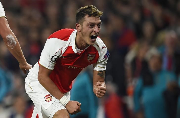 © Reuters. Ozil comemora gol do Arsenal contra o Bayern de Munique em Londres