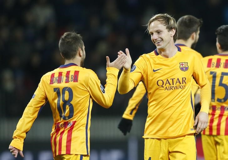 © Reuters. Ivan Rakitic (D), do Barcelona, comemora gol marcado contra o BATE Borisov pela Liga dos Campeões com Jordi Alba (E)