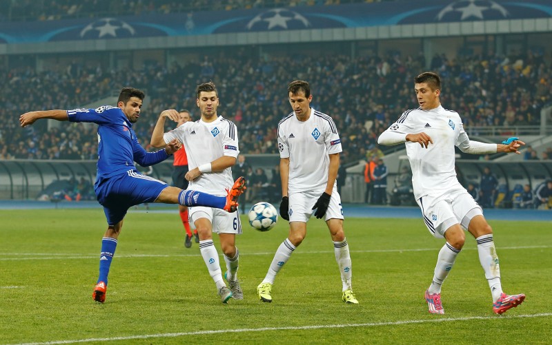 © Reuters. Diego Costa (à esquerda), do Chelsea, em disputa de bola