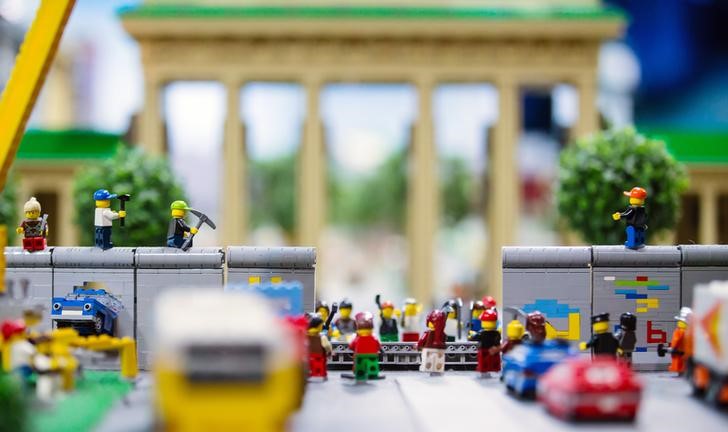 © Reuters. A história da queda do Muro de Berlim é apresentada como parte a exibição permanente da Legoland Discovery Center, na capital alemã