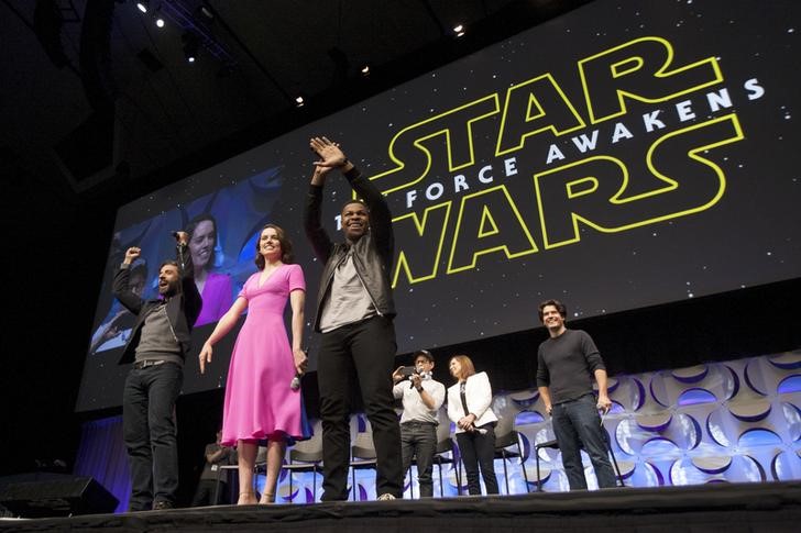 © Reuters. Elenco e produtores de "Star Wars: O Despertar da Força" participam de convenção