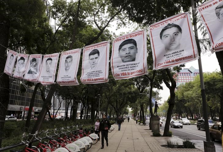 © Reuters. Cartazes com as fotos de alguns dos 43 estudantes desaparecidos no sul do México