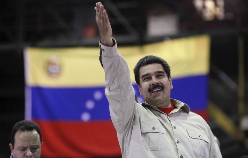 © Reuters. Venezuela's President Nicolas Maduro gestures during a meeting with steel workers at the nationalized Sidor steel plant in Puerto Ordaz