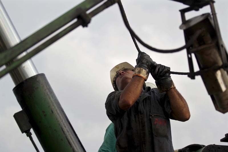 © Reuters. A technician of Cuba's state-run CUPET works on an oil pump in Mayabeque province