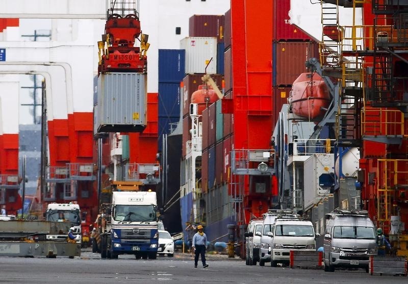 © Reuters. Crane lifts cargo container onto a truck at port in Tokyo