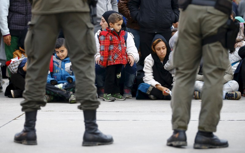 © Reuters. Eslovenia da más poder al ejército ante la crisis de inmigrantes