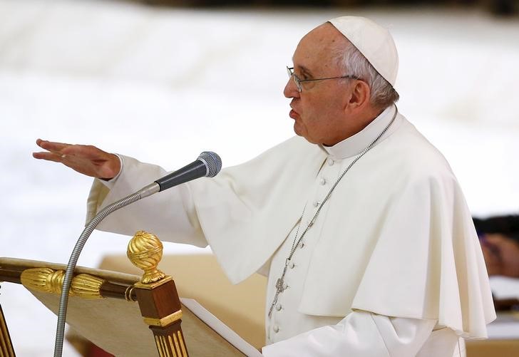 © Reuters. الفاتيكان ينفي اصابة البابا بورم في المخ