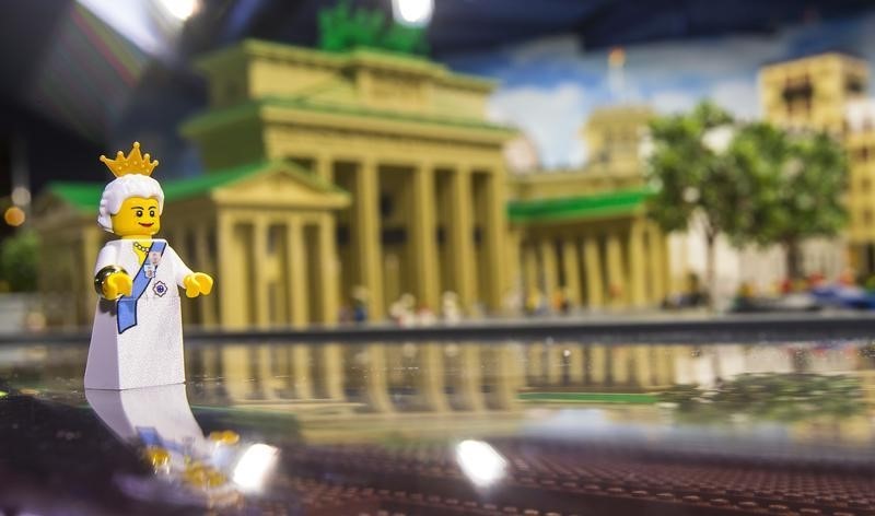 © Reuters. A Lego figure representing Britain's Queen Elizabeth II is placed in front of the Brandenburg Gate made of Lego bricks, in Legoland in Berlin