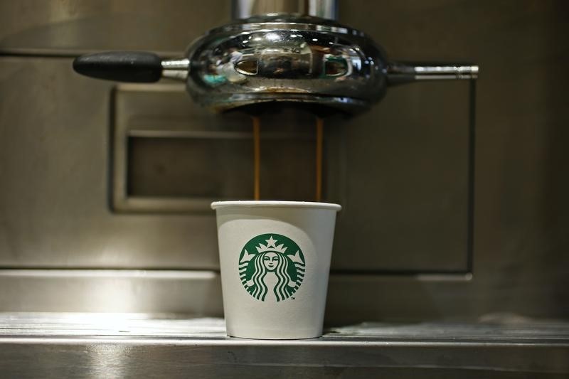 © Reuters. A paper cup is seen in Starbucks' Vigo Street branch in Mayfair, central London