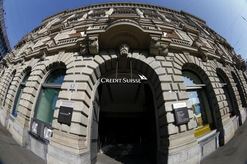 © Reuters. File Photo shows lightning striking over the headquarters of Swiss bank Credit Suisse during a thunderstorm over the Paradeplatz square in Zurich