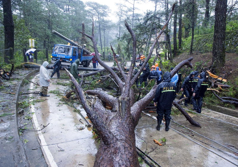 © Reuters. الاعصار كوبو يتجه نحو اليابان بعد ان قتل 26 شخصا في الفلبين