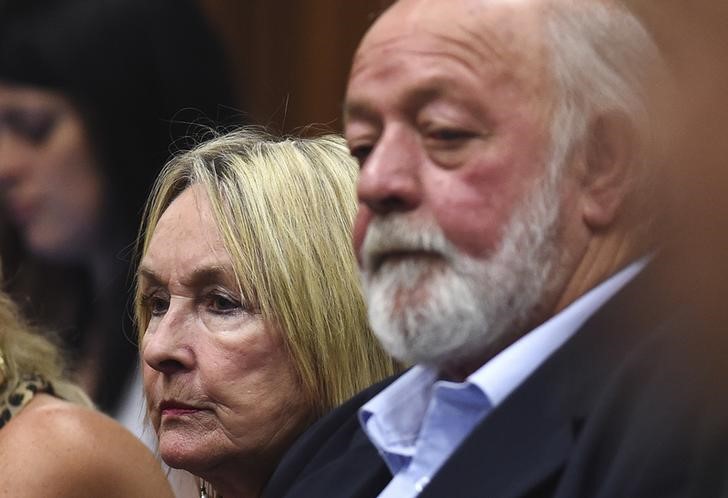 © Reuters. June e Barry Steenkamp, pais de Reeva Steenkamp, durante audiência de Oscar Pistorius em Pretória