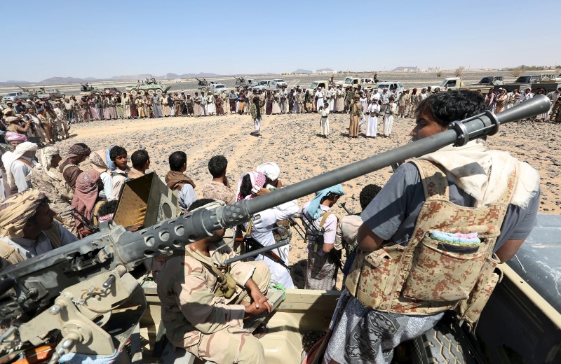 © Reuters. Fighters of the Popular Resistance Committees ride a truck during a ceremony where they formally take over territory that the government had managed to recover from Houthi militants, in the central province of Marib