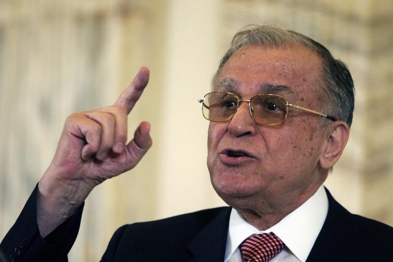 © Reuters. Former Romanian President Iliescu gestures during a meeting with foreign media in Bucharest