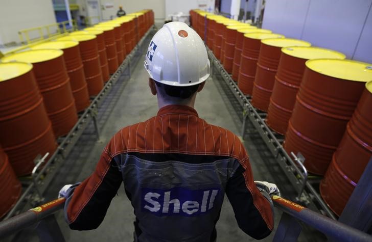 © Reuters. Сотрудник Royal Dutch Shell Plc на заводе компании в Торжке