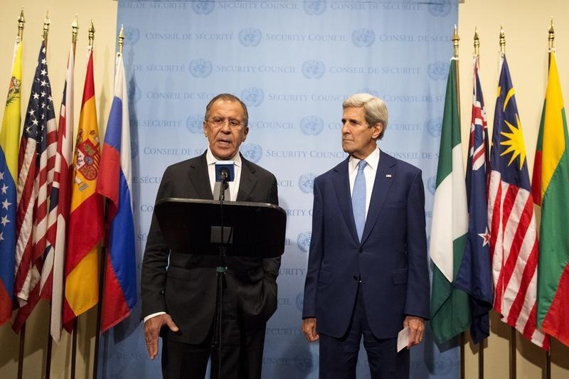 © Reuters. روسيا تقول ان لافروف وكيري بحثا موضوع سوريا قبل اجتماع فيينا