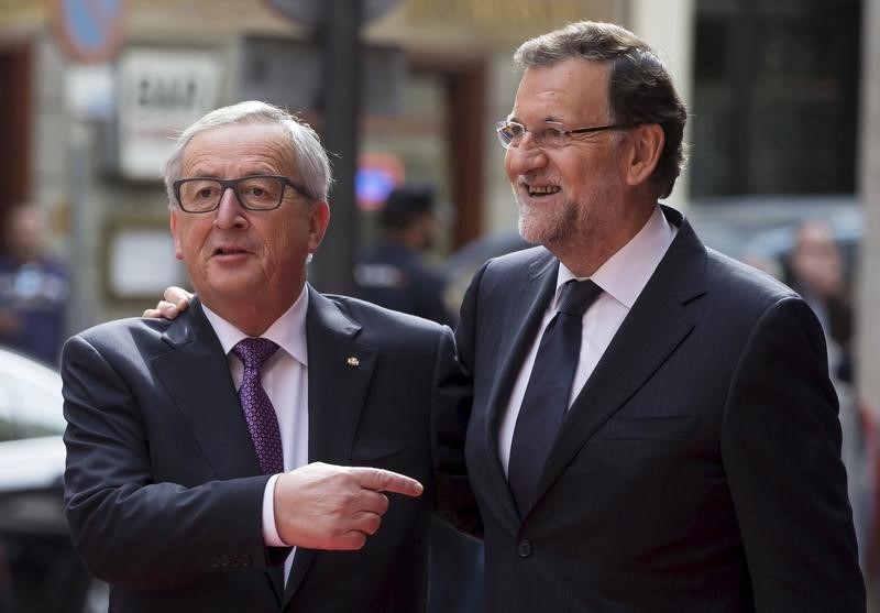 © Reuters. European Commission President Jean-Claude Juncker points to Spain's Prime Minister Mariano Rajoy before receiving the Forum Nueva Economia award in Madrid