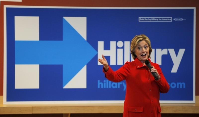 © Reuters. U.S. Democratic presidential candidate Hillary Clinton speaks at a campaign "Meet and Greet" in Nashua