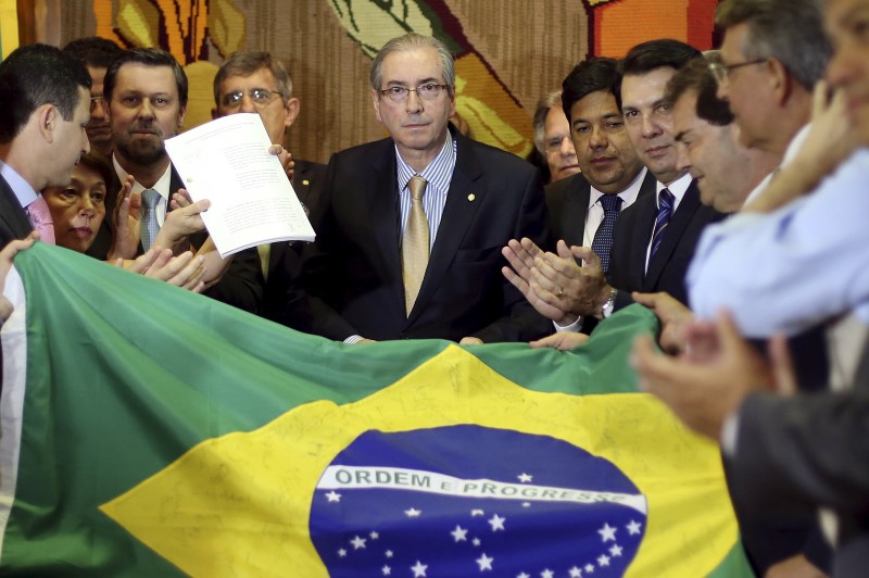 © Reuters. Presidente da Câmara dos Deputados, Eduardo Cunha (PMDB-RJ), recebe novo pedido de impeachment da presidente Dilma Rousseff, no Congresso