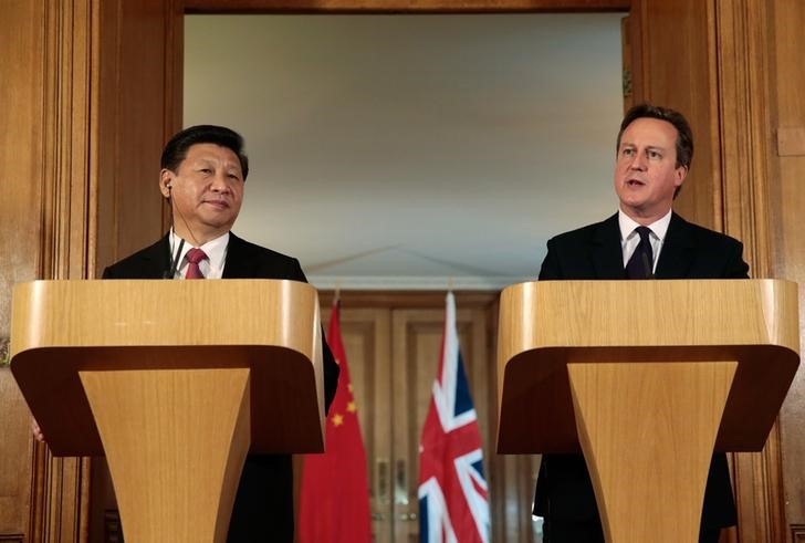 © Reuters. President chinês, Xi Jinping, e premiê britânico, David Cameron, em entrevista coletiva conjunta em Londres