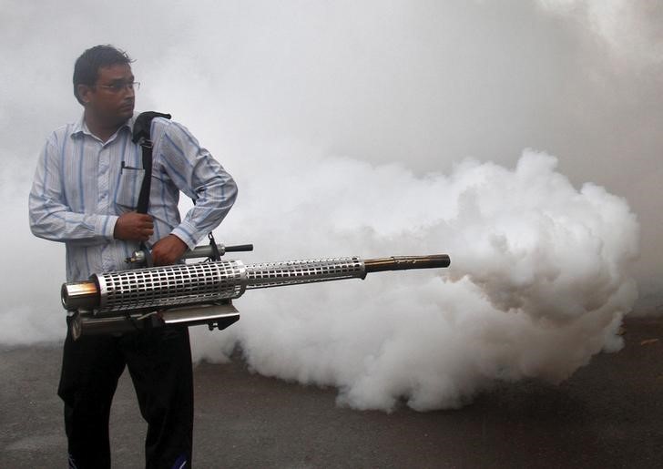 © Reuters. Funcionário lança remédio para combater mosquito da dengue em Chandigarh