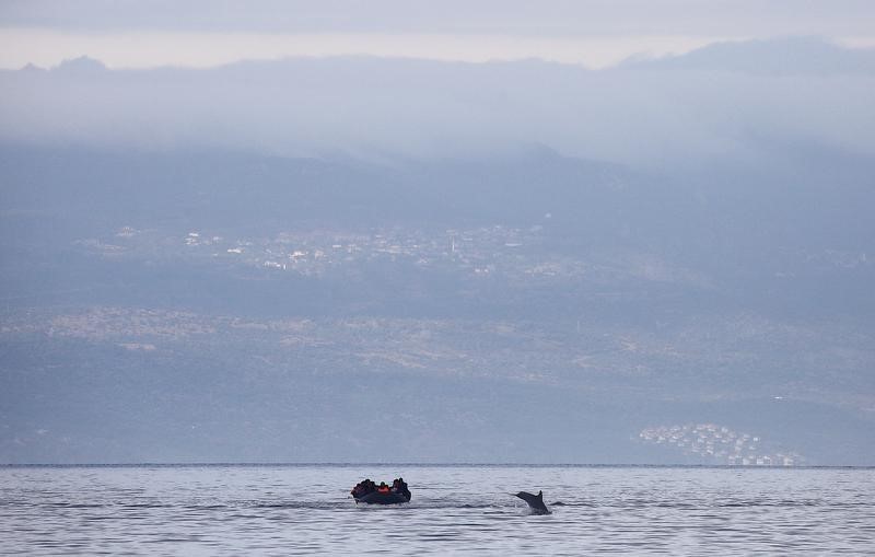 © Reuters. وصول لاجئين إلى شاطئ قاعدة عسكرية بريطانية في قبرص