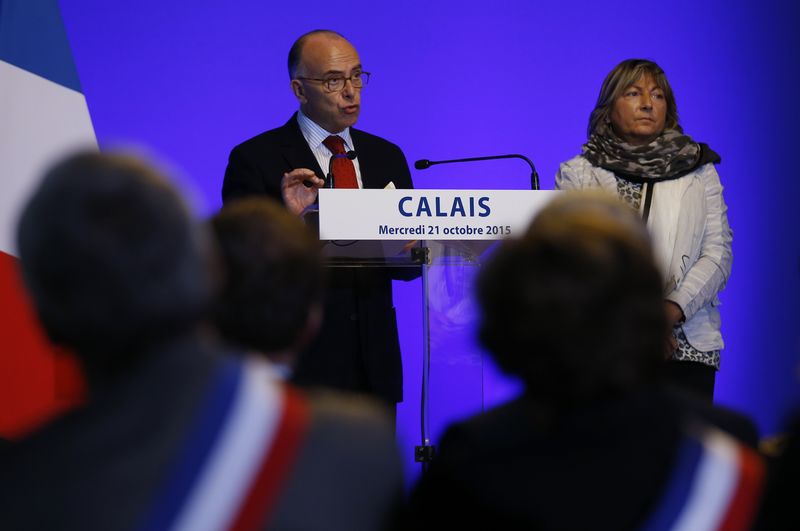 © Reuters. DES RENFORTS POLICIERS ANNONCÉS À CALAIS