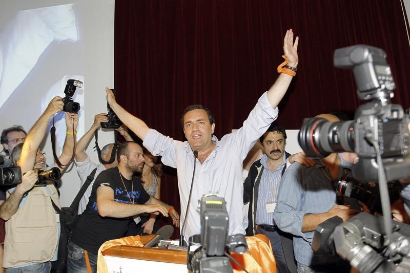 © Reuters. Italia dei Valori party mayor-elect in Naples De Magistris celebrates winning at his campaign headquarters in Naples