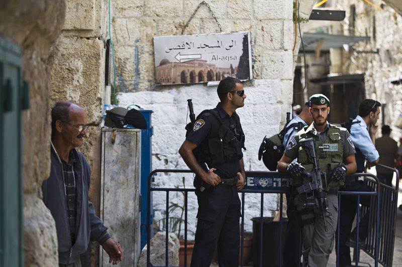 © Reuters. Policiais israelenses na entrada da mesquita Al-Aqsa em Jerusalém