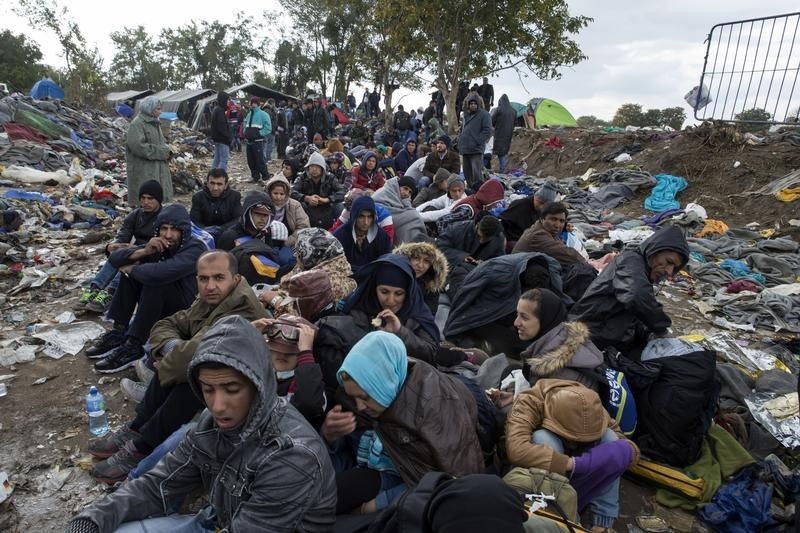 © Reuters. Imigrantes aguardam para cruzar a fronteira com a Croácia