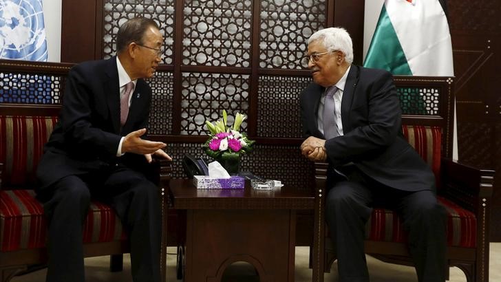 © Reuters. Ban (E) se reúne com Abbas em Ramallah 