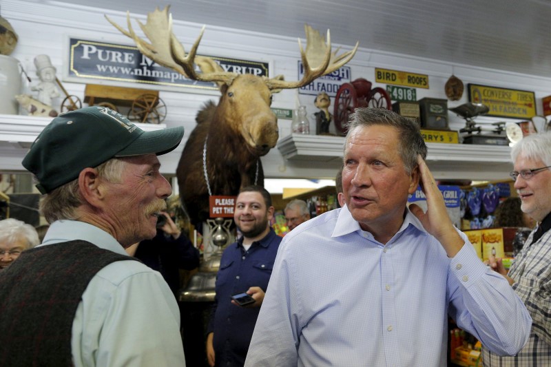 © Reuters. Owner Jim Fadden escorts U.S. Republican presidential candidate and Ohio Governor John Kasich through Fadden's General Store in North Woodstock