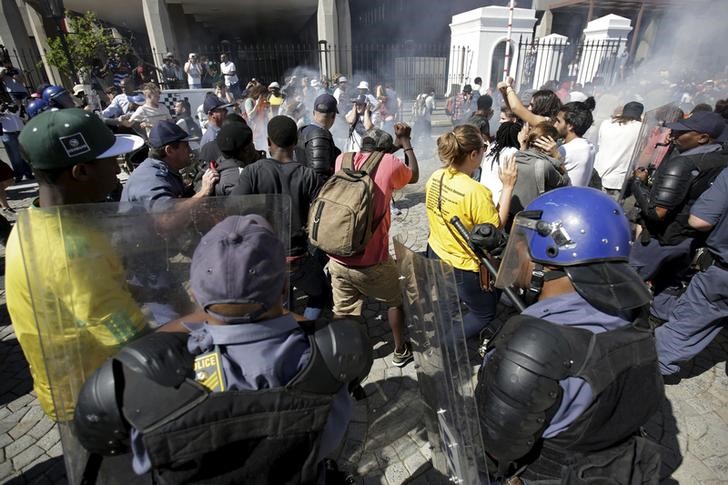 © Reuters. Policiais e estudantes entram em confronto no lado de fora do Parlamento na Cidade do Cabo